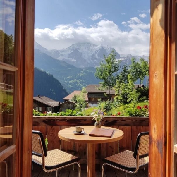 Vue depuis le balcon de l'Hôtel Waldrand sur l'impressionnant paysage montagneux de la région de la Jungfrau à Isenfluh.