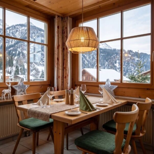 Intérieur rustique du restaurant de l'Hôtel Waldrand avec des boiseries chaleureuses et une vue panoramique sur les Alpes.