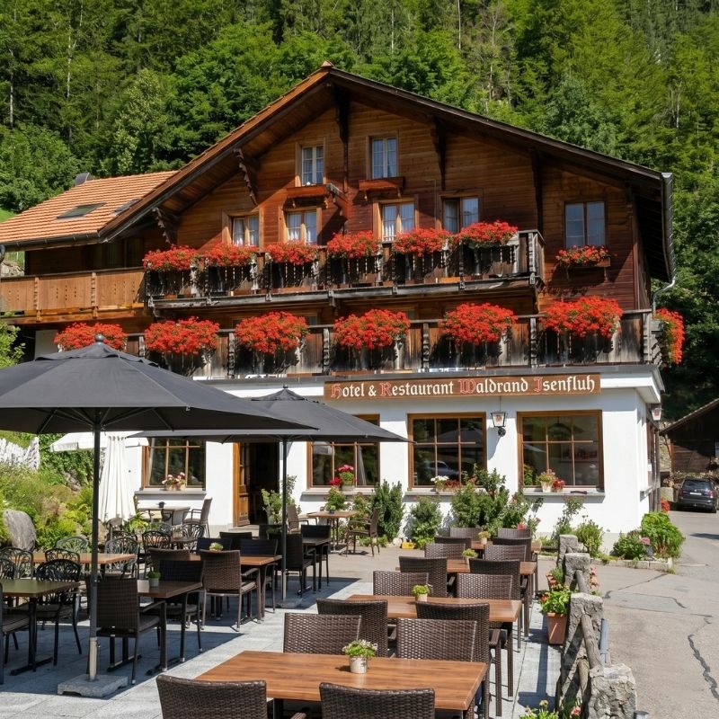 Le panneau officiel avec le logo de l'Hôtel Restaurant Waldrand sur la façade traditionnelle en bois.