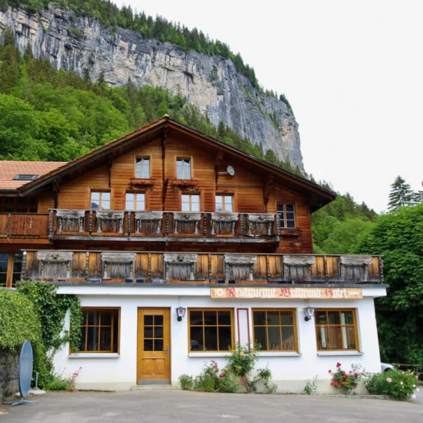 Aussenansicht des traditionsreichen Chalet Hotel & Restaurant Waldrand in Isenfluh, Jungfrau Region.
