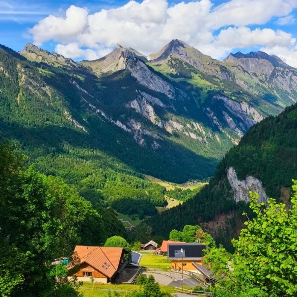 Blick auf das malerische Bergdorf Isenfluh vor der majestätischen Kulisse der Jungfrau-Berge.